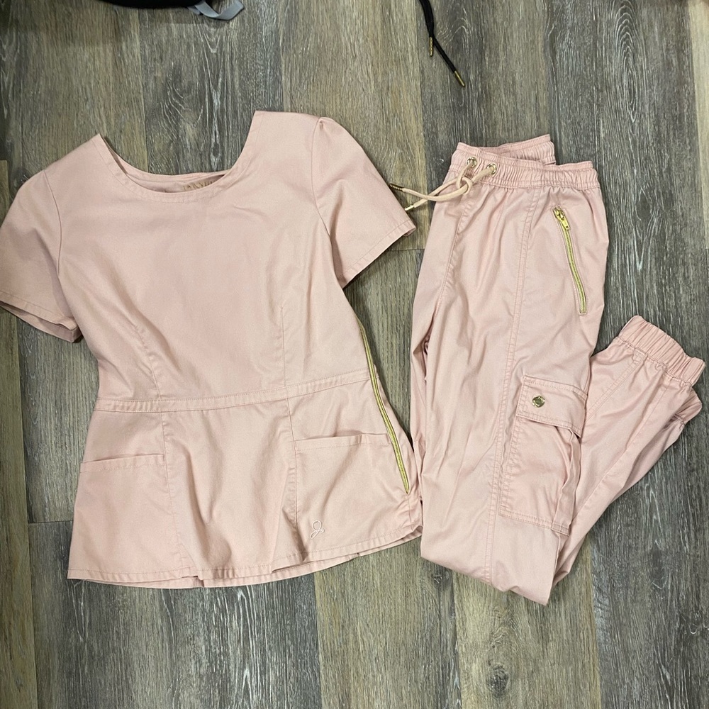 Jaanuu scrub set